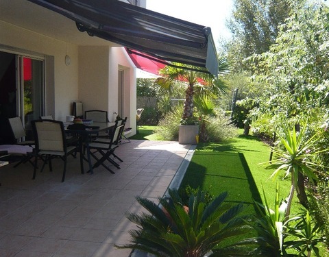 Autre vue de la terrasse avec store et du jardin